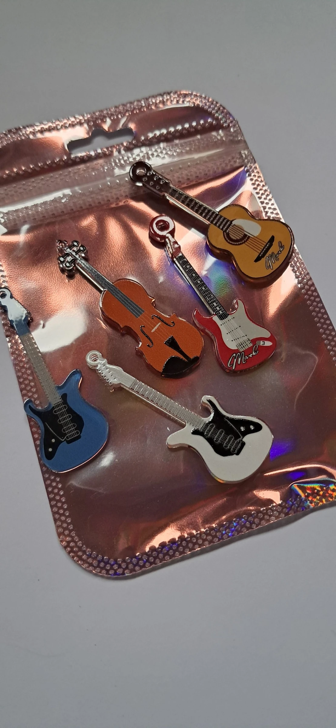 5 breloques acrylique guitares  – photo 3